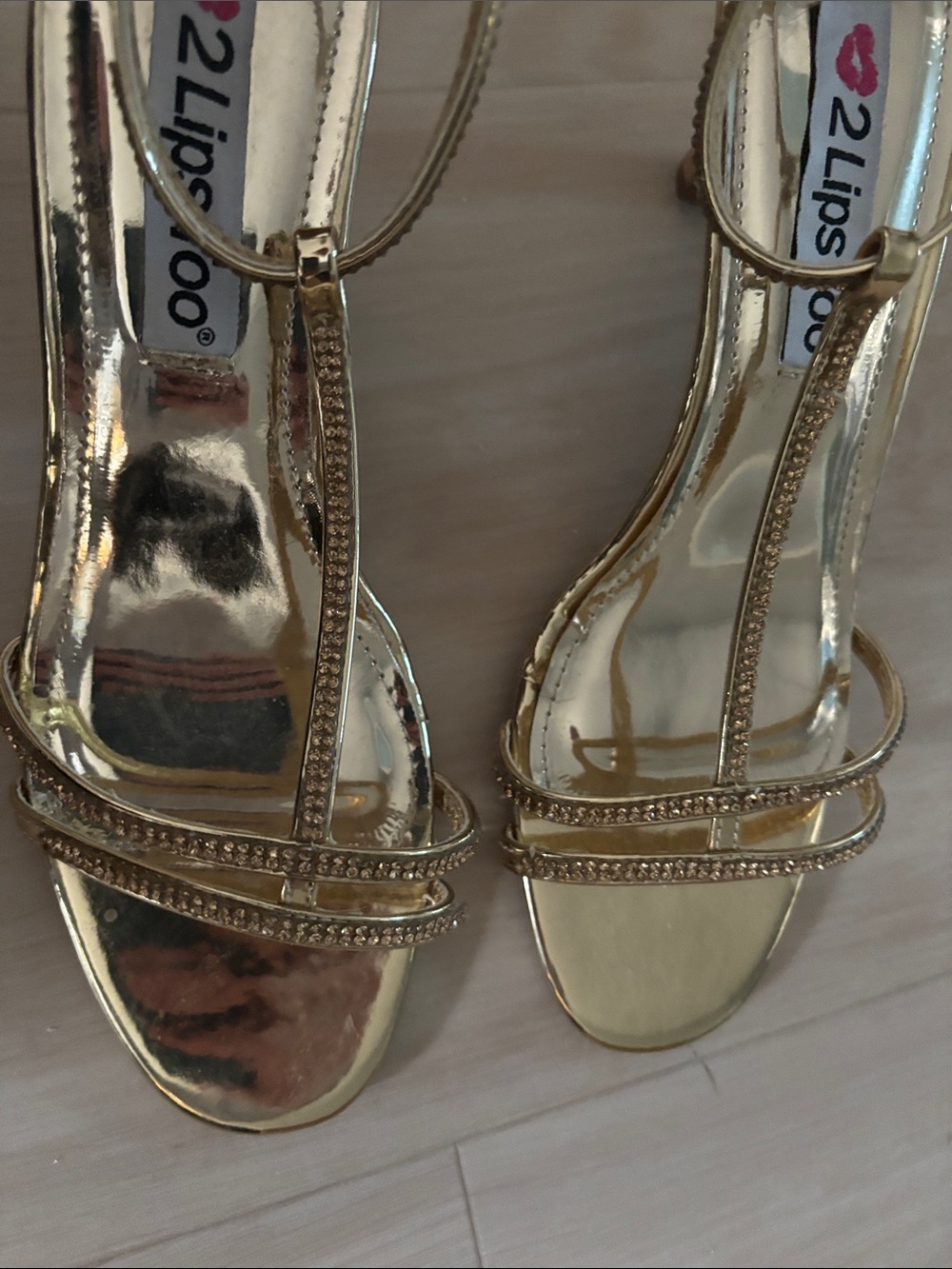 2 Lips Too Metallic Gold Too Ella T-Strap low heel  Sandal like New! Beautiful - Picture 6 of 16